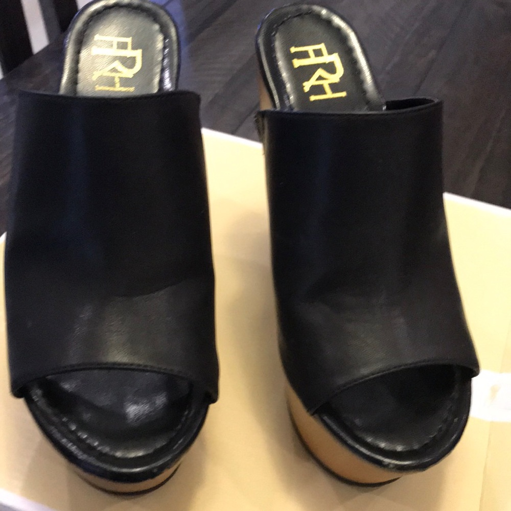 Ellen black wedges